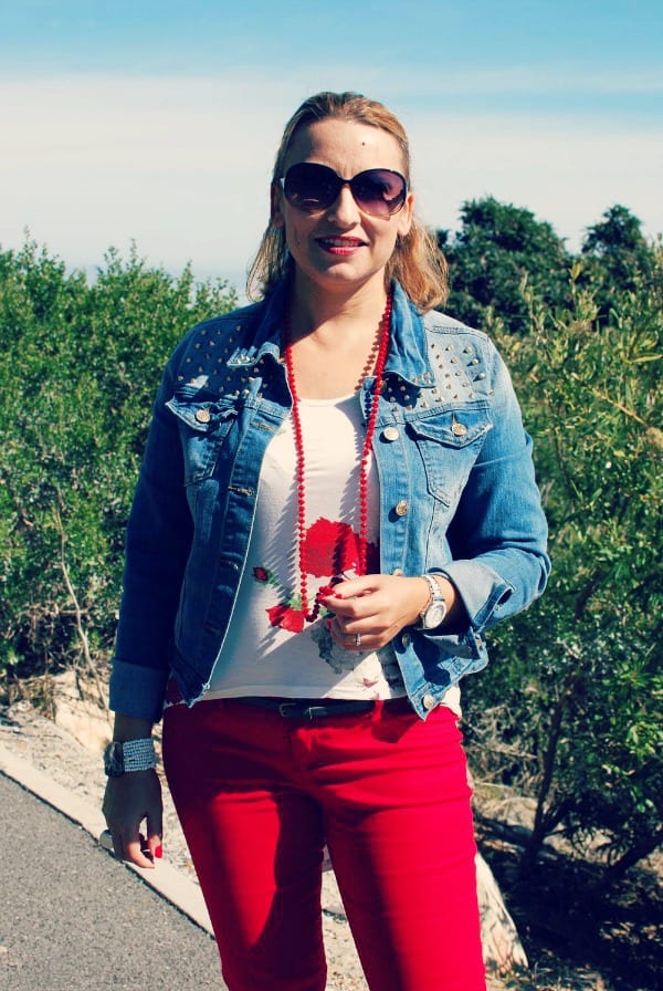 Red skinny best sale jeans outfit